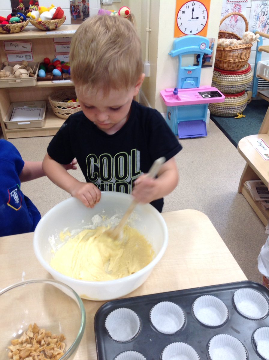 TH_Nursery1's tweet photo. Baking pineapple buns this morning. Now to put them in the oven!๐ #ThLearnN #EYFS #bakingbuns https://t.co/nbECALuIAO