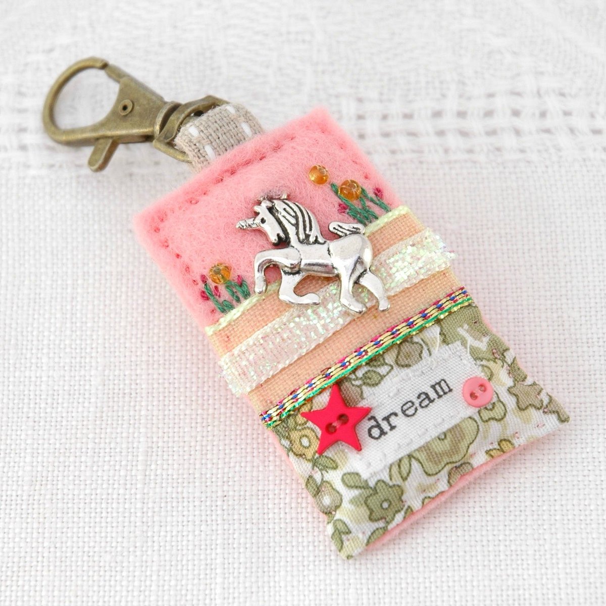 WaistcoatTrend's tweet photo. Really love this, from the Etsy shop elliestreasuresuk. https://t.co/78YFmhhhpS #etsy #accessories #charm #zippull #unicornbagcharm #unicorndreams #pinkunicorncharm #unicornpursecharm #loveunicorns #unicornkeyclip https://t.co/nPp8hUfVM9