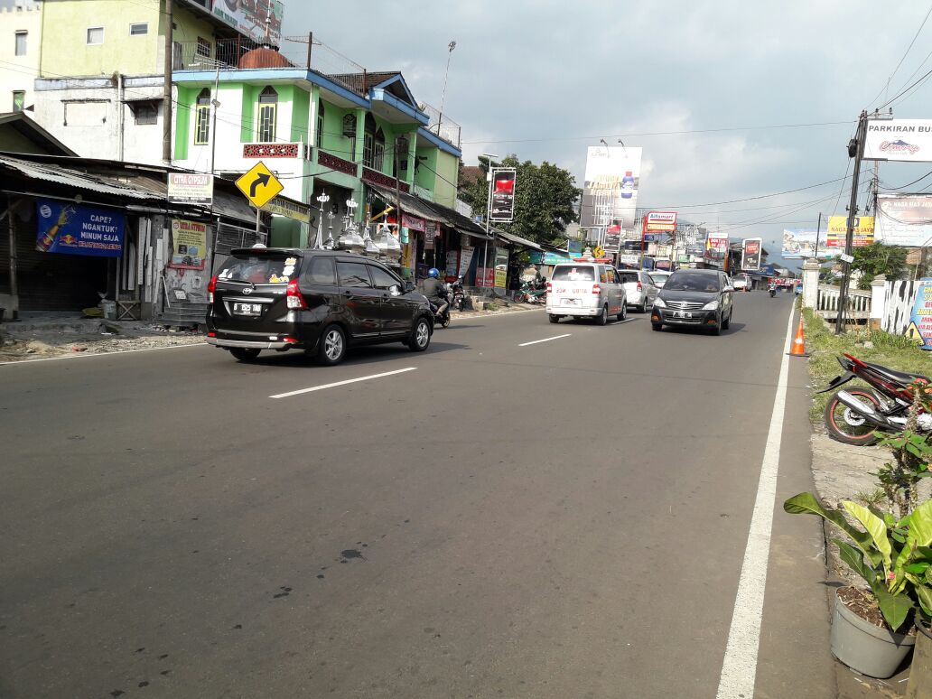 Jalur Puncak dari pos Megamendung, 15.30, dua arah lancar.... <a href="/PRFMnews/">Radio PRFM</a> <a href="/RadioElshinta/">Radio Elshinta</a> <a href="/ElshintaBandung/">Elshinta Bandung</a> <a href="/SonoraFM92/">Radio Sonora Jakarta</a> <a href="/mudikkompas/">Mudik Kompas</a> <a href="/tmcpoldajabar/">TMC Polda Jabar</a>. <a href="/TMCPoldaMetro/">TMC Polda Metro Jaya</a>