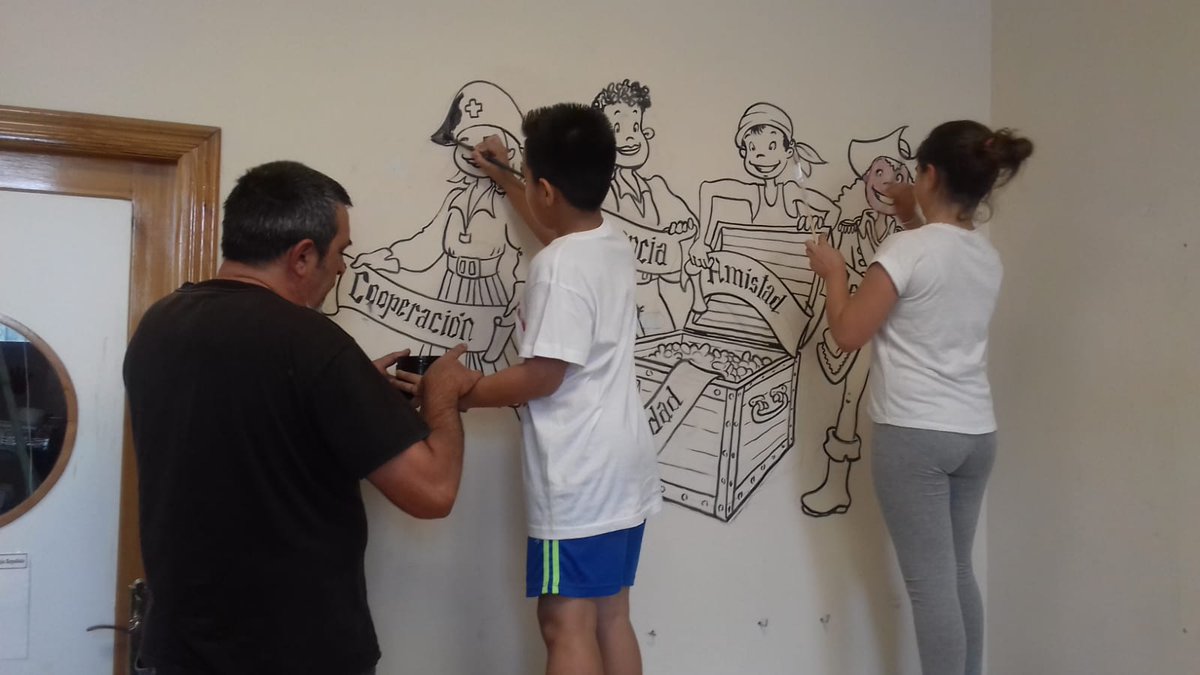 CruzRojaSevilla's tweet photo. Os presentamos el mural que la Delegación de Juventud del @Ayto2Hermanas  ha realizado en el aula infantil de la Asamblea de #CRDosHermanas y en el que, además, han participado  menores de los proyectos de Inclusión Social y Promoción del Éxito Escolar #Gracias https://t.co/U230JvnqMo