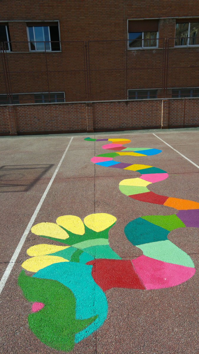 Inmaculada Marillac on Twitter: "Aprendizaje y servicio. Pintando el patio con los juegos de ...
