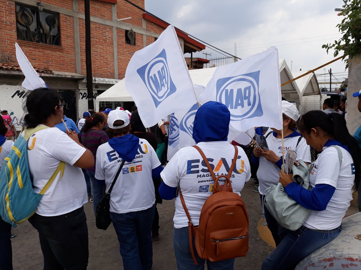 jade412la's tweet photo. Equipo #EsauMagallanes haciendo presencia en Granjas Banthi 3ra. Secc #ApoyandoCJ #UnidosSJR #SanJuandelRio #Hablandodefrente https://t.co/FMyXSpx7b6