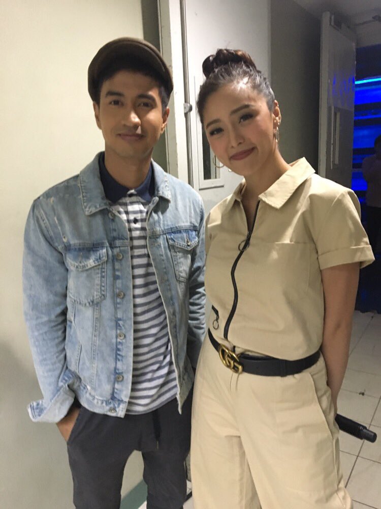 kimchiu_ph's tweet photo. #CatchKIMon
It’s Showtime
June 14,2018
#ShowtimeHuweBestDayEver
@prinsesachinita @bagatsingrk
#KimChiu #IMKorea https://t.co/unGJAPal9u