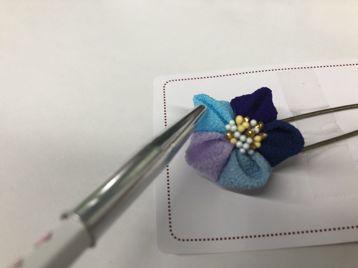 shummy_jp's tweet photo. ワークショップで作ったつまみ細工の花びらがなぜか閉じてしまった!?　それって修復できるのか？　先生のアドバイスをもとに修復にチャレンジ！
https://t.co/PP3javy9mV
#つまみ細工　#Shummy 　#鳥待月　#Shummyブログ https://t.co/AWugUs2DHL