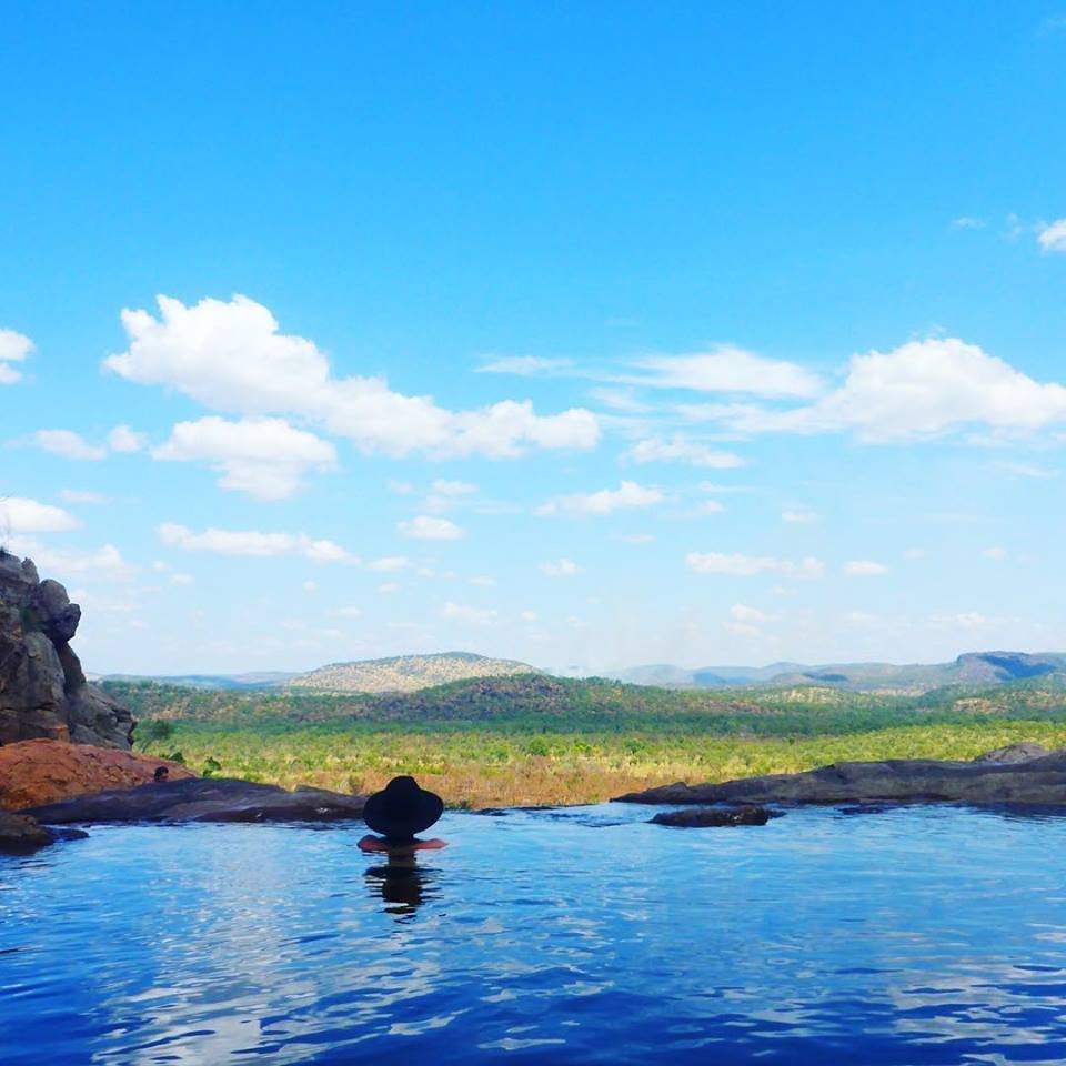 WowAustralia's tweet photo. 카카두 국립공원의 건룸폭포(Gunlom Falls) 정상에 있는 인피니트 풀애서 한적한 여유를 즐겨보세요~!
이 특별한 수영장은 5월부터 10월 건기에만 개장합니다. 

#호주 #wowaustralia #KakaduNationalPark

Credit https://t.co/VdQCNntr8X
@tixau_stralia (via IG) https://t.co/NJn9jYuxlS