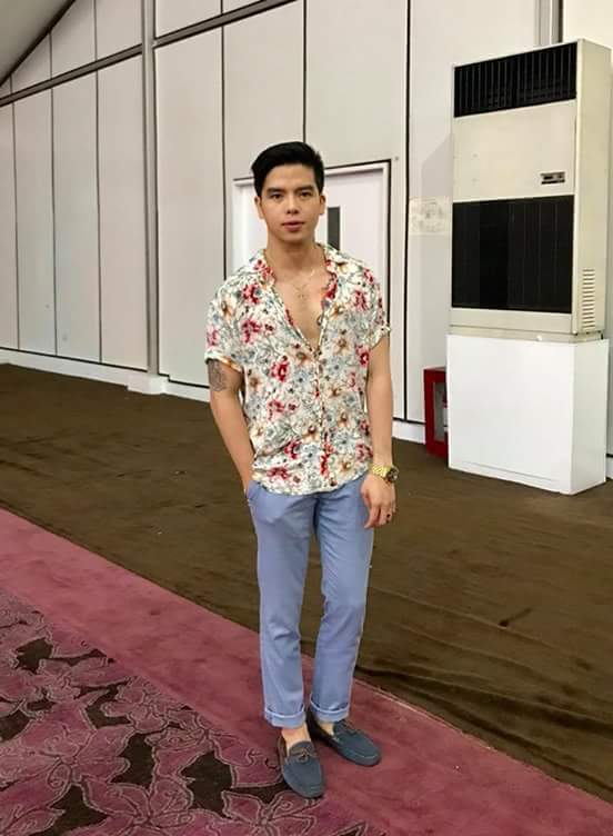 ARUnitedOfc's tweet photo. Me when I’m feeling my outfit. 💁🏻‍♂️

---- @anthonyrosaldo 

#AppleDermFacialCareandSpa
#OrangeGlowFacialCareandSpa
#Fitness101GymandWellnessCenter
 #GreatSmileFamilyDental
 #ABeautifulExpression
 #GlamSquadSalon https://t.co/cW2RHR1Uua
