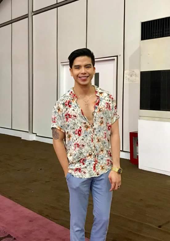 ARUnitedOfc's tweet photo. Me when I’m feeling my outfit. 💁🏻‍♂️

---- @anthonyrosaldo 

#AppleDermFacialCareandSpa
#OrangeGlowFacialCareandSpa
#Fitness101GymandWellnessCenter
 #GreatSmileFamilyDental
 #ABeautifulExpression
 #GlamSquadSalon https://t.co/cW2RHR1Uua