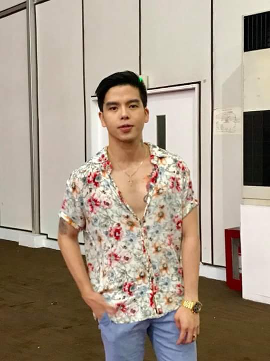 ARUnitedOfc's tweet photo. Me when I’m feeling my outfit. 💁🏻‍♂️

---- @anthonyrosaldo 

#AppleDermFacialCareandSpa
#OrangeGlowFacialCareandSpa
#Fitness101GymandWellnessCenter
 #GreatSmileFamilyDental
 #ABeautifulExpression
 #GlamSquadSalon https://t.co/cW2RHR1Uua