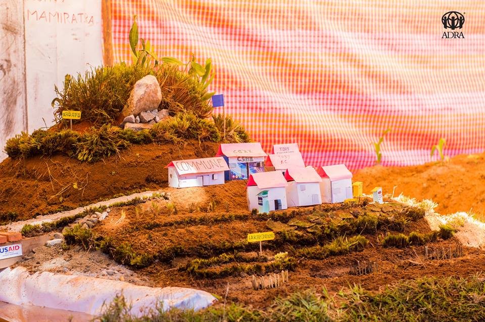ADRAMadagascar's tweet photo. Peasants have made models of their village to present the activities of the asotry project of #USAID, such as natural resources management, community health, hygiene and sanitation. Admire the work! https://t.co/g2HaNDcylk