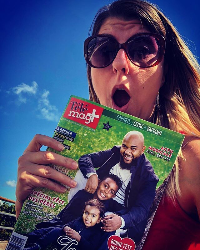 pwitz1's tweet photo. Des lectrices au top 😉#sega #telemagplus #fetesdesperes #coupedumonde2018 #allezlesbleus @lesbonsplans2stef974 @julien_le_bourbon @geek_me_all @toulou_nirvana 💛🎤⚽️🇷🇪 https://t.co/IM4wf0sE3h https://t.co/TyYTDFpNjC