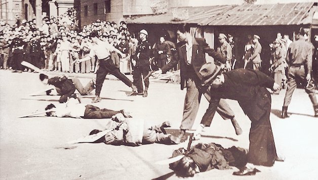 In 1927, acting on orders from the Extraterritorial International Settlements on Shanghai headed by Lord William Johnston Keswick, the Green Gang Syndicate and Chiang Kai-shek, purged the communists in the Shanghai massacre. They executed over 5,000 of the captured.