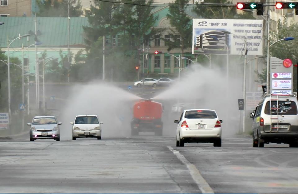 Баянгол шинэ өргөө ОНӨААТҮГ-ын ажилчид усалгаа хийх төхөөрөмжийг санаачлан хийж, усалгааны машинд суурилуулж  өнөөдөр өглөө Энэбишийн өргөн чөлөө,Ард Аюушийн өргөн чөлөө,Чингүнжав, Амарсанаагийн гудамжны төв замд усалгаа, чийгшүүлэлт хийлээ.  Уг төхөөрөмж нь 16тн усны багтаамжтай