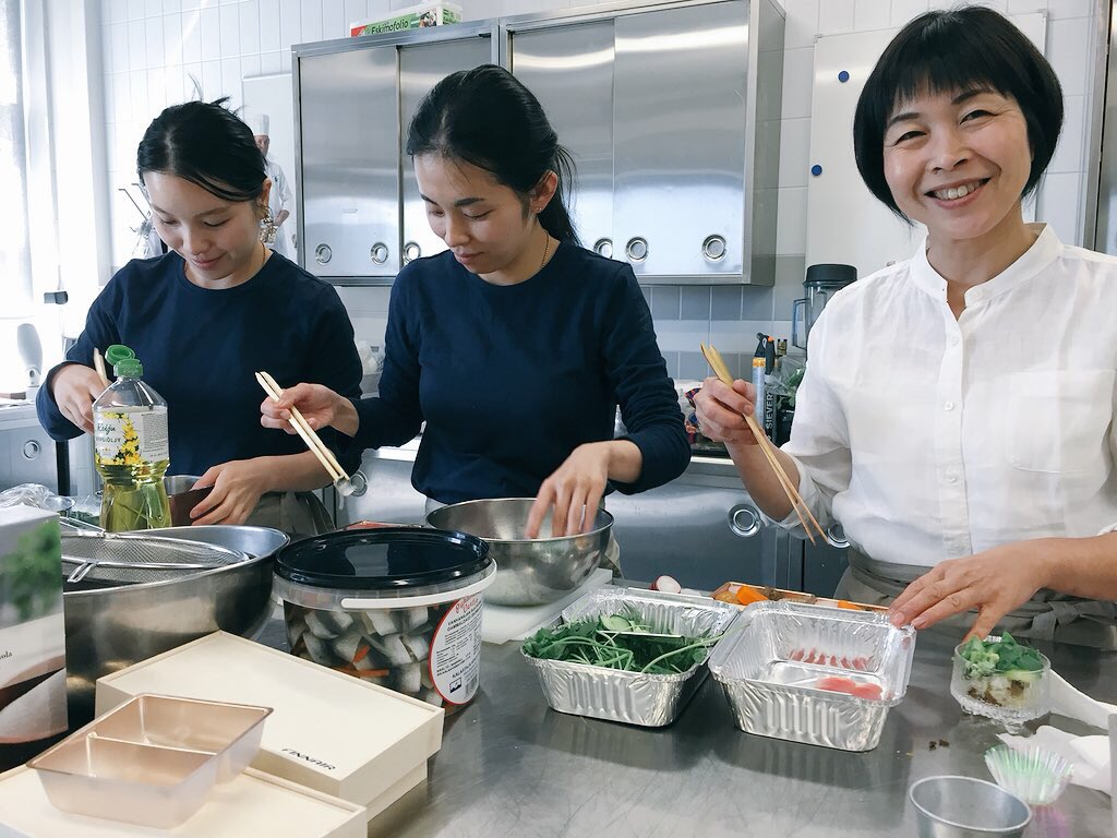 Finnair's tweet photo. Our Japanese #SignatureChef Rica Maesawa paid a visit to #Finnair Kitchen with her sous-chefs. New recipes in progress for the flights between Tokyo and Helsinki #foodintheair #airlinefood #Japan @FinnairJapan https://t.co/zoIxG3AjmU