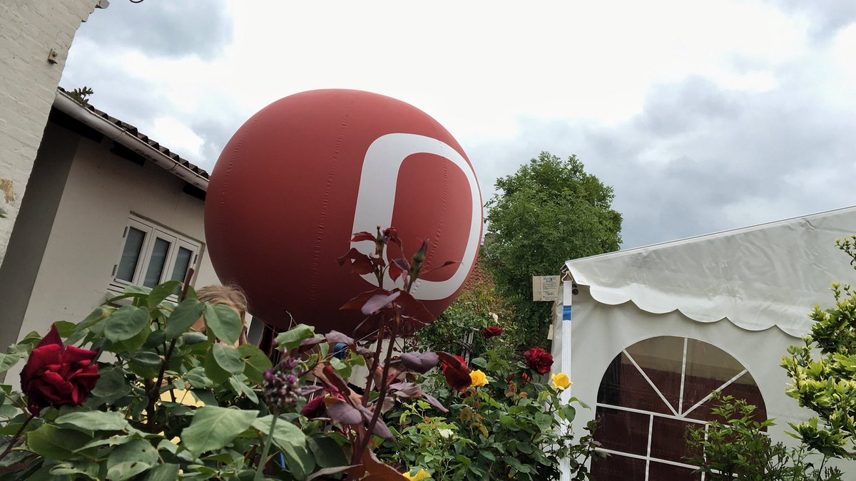 Naviair's tweet photo. Lige om lidt stiger denne flotte røde ballon til vejrs ved @OperateAS-huset - og det er ved den du i løbet af fredagen - og specielt kl 1330 - vil kunne finde os, @SAS og @DanskIndustri Dansk Luftfart - Vi ses!
==
#tagmedpåflyvetur #danskluftfart #fmdk #dktrp #infradag https://t.co/Ll1eXkTXoz