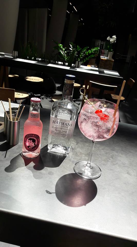 Máme pro Vás růžový Gin &amp; Tonic!!! Takže se sejdeme ve Špejli 🥂
#ginAndTonic #gintonic #rose #drinky #koktejly #cocktails #bistro #Spejle