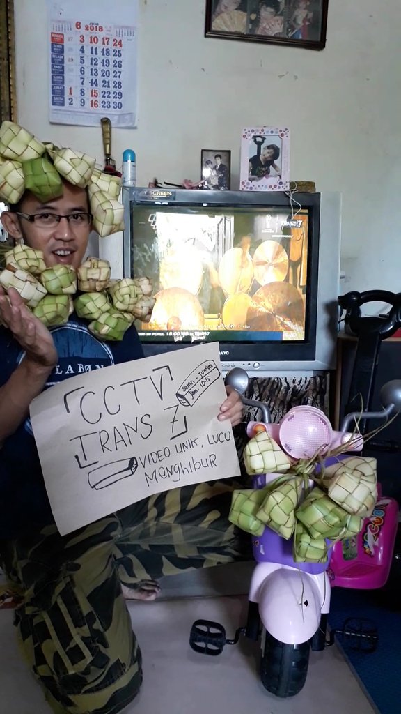 D4Danang's tweet photo. @news_trans7 Mas brur &amp; mba seus siapa bilang liburan di rumah bikin bete? Mending pantengin @CCTV_TRANS7  jam 10.15 hanya di @news_trans7 yg selalu menghibur bikin ngakak dengan video unik, lucu pas banget nih sambil bantuin istri bikin ketupat liburan jadi tambah seru. https://t.co/rp8fOUHPKI