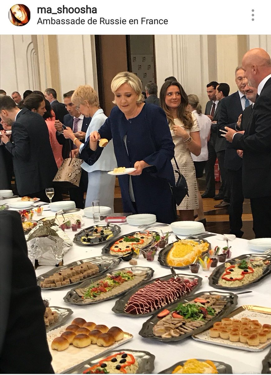 TiensCestTombe's tweet photo. Le banquier de @MLP_officiel a tellement pitié d'elle qu'il lui offre le repas quand elle passe à l'agence...
#findumois #ladeche https://t.co/NLl3cPvnTw
