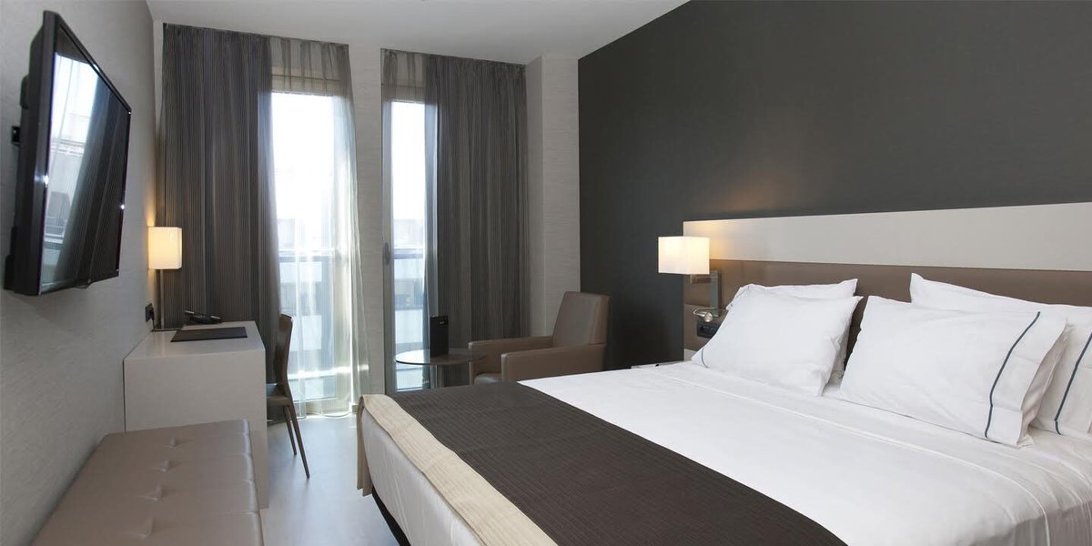 ACHotelColon's tweet photo. Buenos días Valencia desde una de nuestras habitaciones con balcón y vistas a nuestra terraza #ACExperience #Lifestyle #ACHotels #anewwaytohotel #bievenidos #ACColon #buenosdias #Valencia #roomservice https://t.co/6Xj6cQOYRl