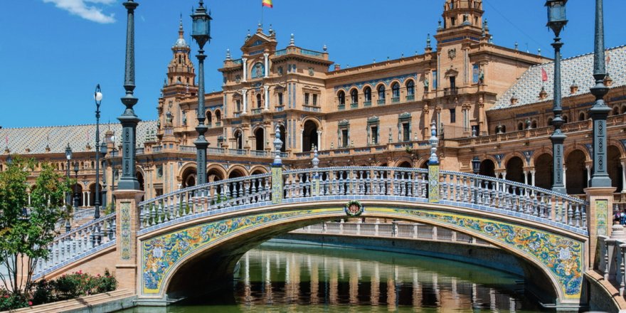 HotelColonGM's tweet photo. At #GranMeliáColón we are delighted that Spain Square has been chosen as the second most spectacular place in the world! #TipAdvisor has announced that the building of Aníbal González has been one of the winners in the #TravelersChoiceAwards 2018
📷 Getty Images
#DiscoveryAwaits https://t.co/xohyz9U9Gj