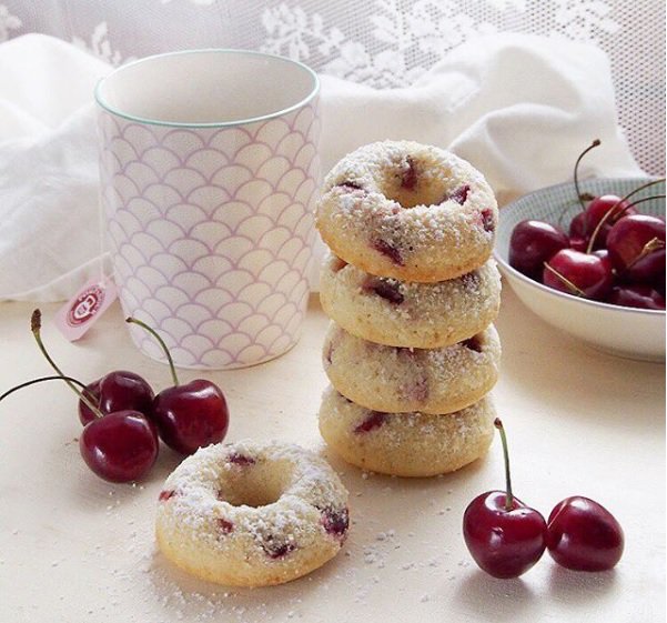 Ciambelline alle #ciliegie oggi per #colazione! Sul blog potete trovare la ricetta ma nella variante con i #lamponi! #lovelifelunch #food #dolci Clicca sul link lovelifelunch.it/2016/08/ciambe…