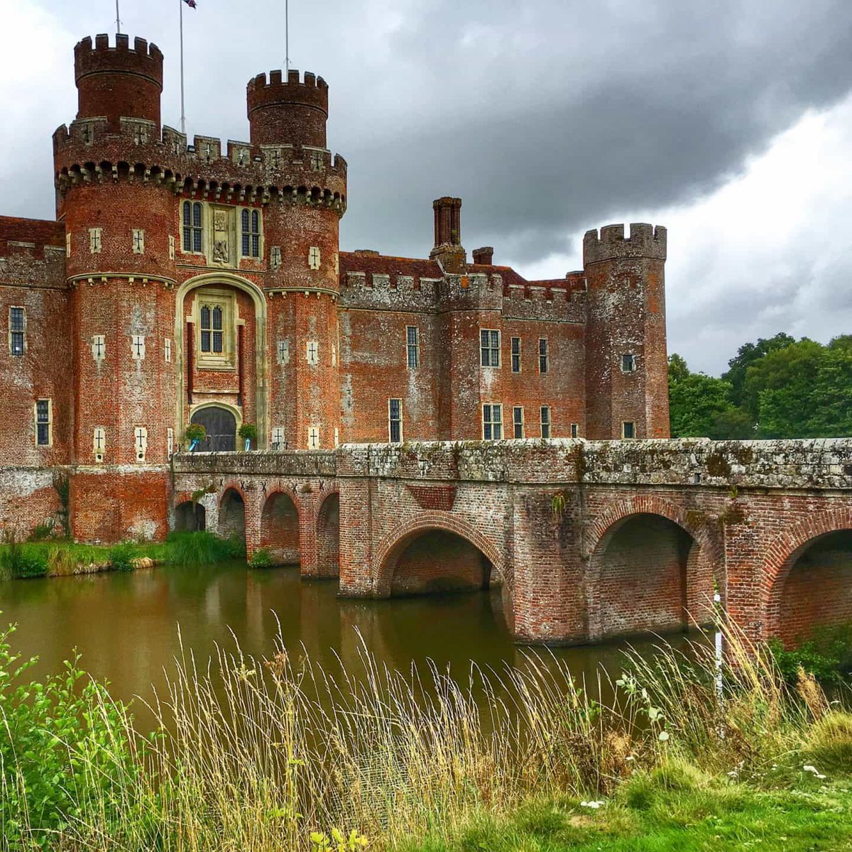 bridiebythesea's tweet photo. #Review of Herstmonceux Castle, #Sussex https://t.co/OiXsoSRzei @Love_Brighton #curiousexplorer https://t.co/oEdr7XYaRB