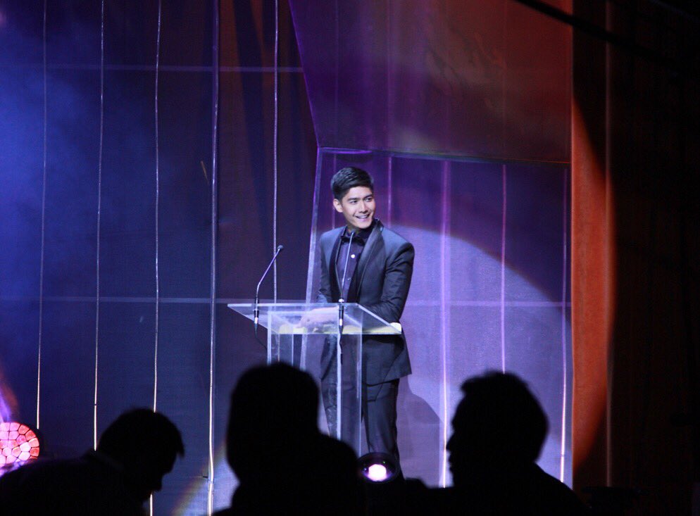 robertmarion's tweet photo. It was my utmost privilege to host the longest-running award-giving body in the Philippines. I am still in awe because I got to see some of the biggest stars on and off the camera. Mabuhay ang pelikulang Pilipino! 🇵🇭 #FAMAS2018 
(thank you @johnherreranews 👌🏻) https://t.co/NfSTefazpu