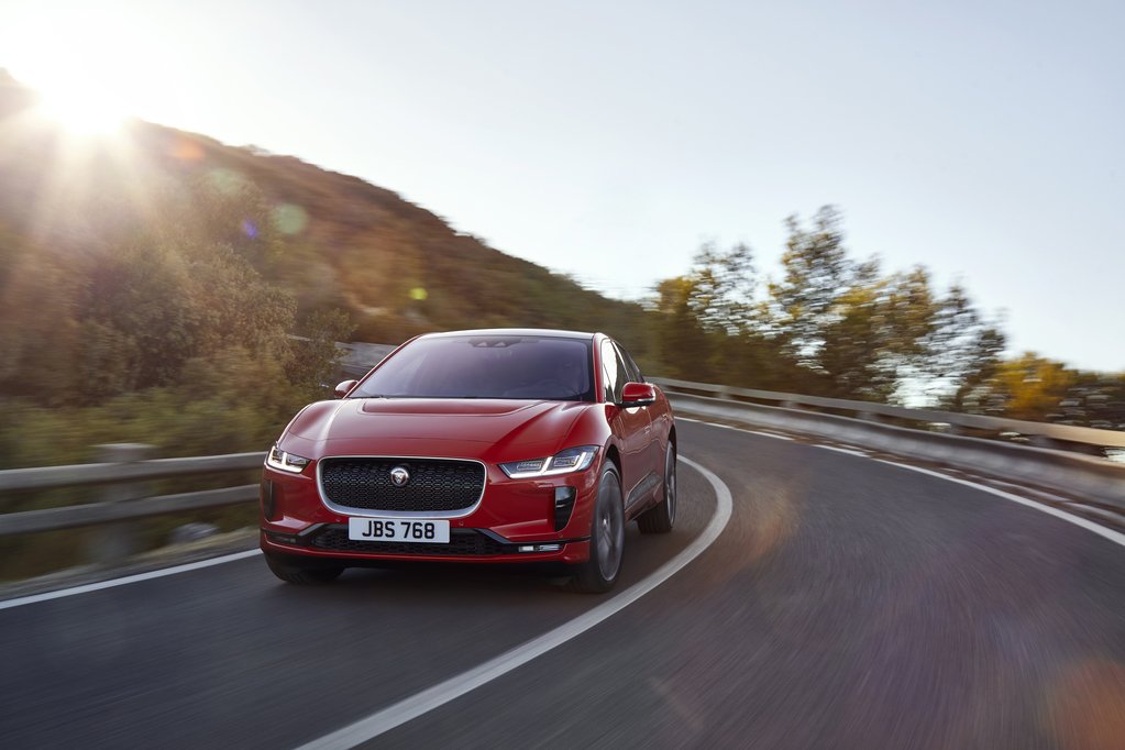 We zijn met EV Belgium uitgenodigd door <a href="/Jaguar/">Jaguar</a> om de <a href="/JaguarIPace/">Jaguar I-Pace</a>  in Faro, Portugal te gaan testen. #JaguarIpace 
Just another day at the office <a href="/Soulopoulos/">Byron Soulopoulos</a> 😎
