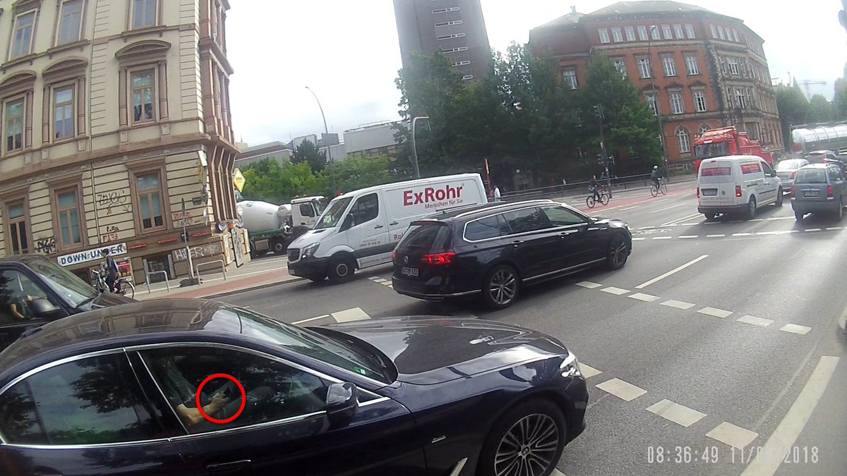 cyclinghh's tweet photo. Immer, immer und überall,
Smartphone, Smartphonedaddellei. 🚗📱

"Aber ihr Radfahrer, pocht nicht auf euer Recht, man übersieht euch so einfach!"

#hhrad

/cc @PolizeiHamburg https://t.co/SIecHu8uw8