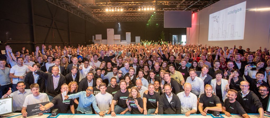tzinderella's tweet photo. Der Tag nach dem #DigitalLifeDay - glücklich und irgendwie auch traurig, dass es schon wieder vorbei ist. 

Nächste Woche geht’s aber schon weiter mit #DaimleratTOA - unglaublich was unser @DigitalLife_DAI Team alles auf die Beine stellt 🚀🙌🏻
 
#DigitalUs #FirstMoveTheWorld https://t.co/mnF9NO0cqS