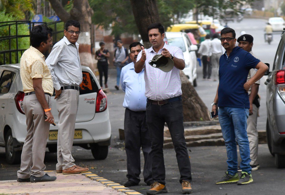 smartgwalior's tweet image. शहर में स्मार्ट सिटी के तहत चल रहे विभिन्न विकास कार्यों की जमीनी हकीकत को देखने के लिये बुधवार को निगमायुक्त श्री विनोद शर्मा ने सी.ई.ओ श्री महीप तेजस्वी सहित स्मार्ट सिटी के तहत किये जा रहे विकास कार्यो का निरीक्षण किया।
#SmartGwalior #GSCDCLProjects #SmartProjects #SmartCity