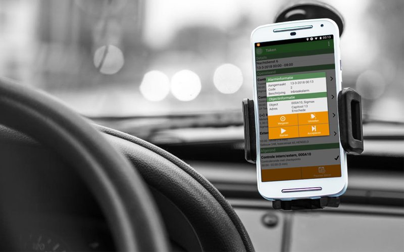 SequriX's tweet photo. Dankzij stembesturing is het gebruik van SequriX in de auto veiliger en werken surveillanten onderweg efficiënter. https://t.co/ngBCtqJk13 https://t.co/sJDd9jA4mx