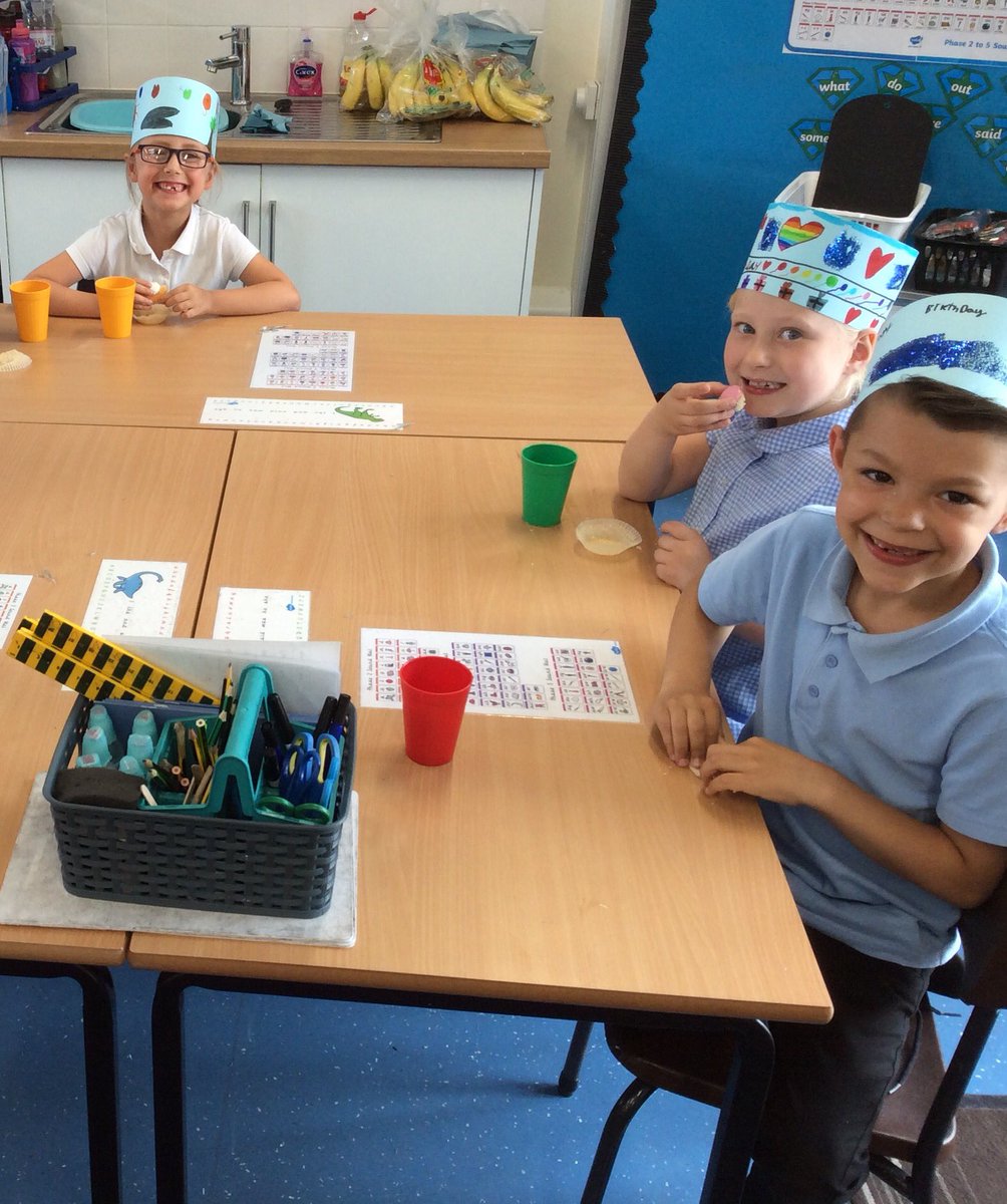 Wheeler_PS's tweet photo. Year 1 are learning about Celebrations in RE. Here they are having their own βΊοΈ #wheelerprimary #hcatschool https://t.co/T5NfEAepcQ