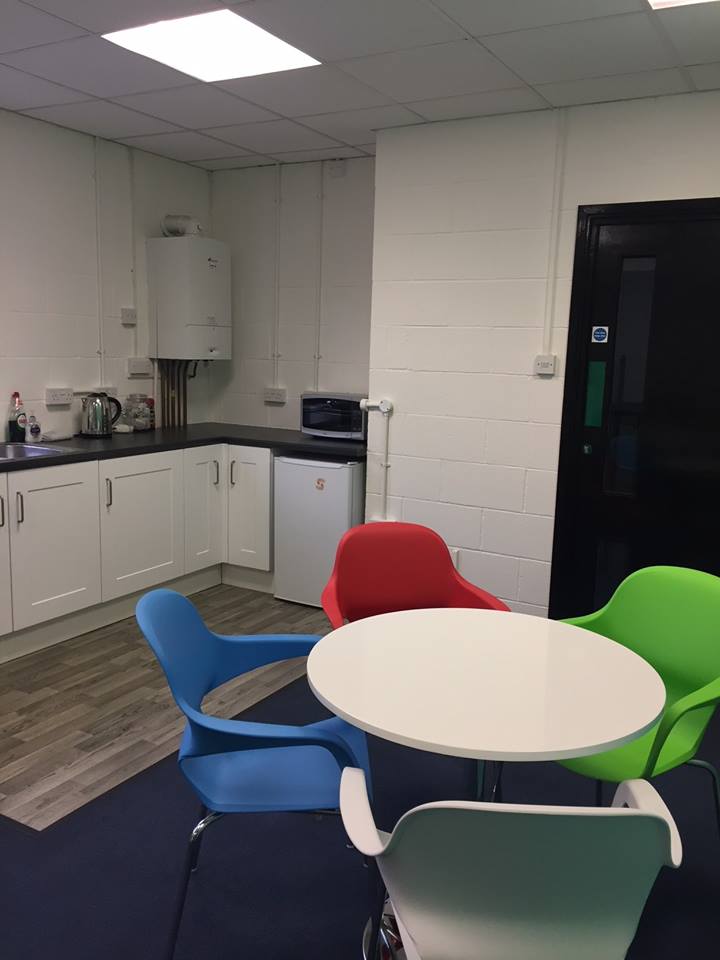 DeskhopperLtd's tweet photo. We currently have an office to rent. £850 pcm furnished. Incl utilities &amp; refreshments. 4.62m x 7.06m (15' 2" x 23' 2"), suitable for 8-10 people. Ideally located 100 meters from Yate train station offering routes to Bristol, Bath &amp; Gloucester. Contact https://t.co/OkAvscue4Z https://t.co/n8i8BetDaq