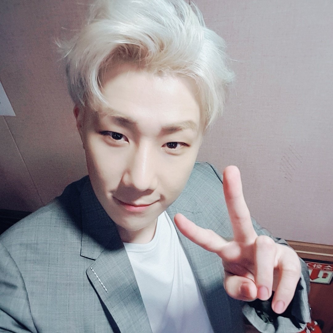 Official_IFNT's tweet photo. [#INFINITE] 우리 뀨리더님 떠나신지 어언 한달째😭, 그리고 뀨님 돌아오시기 609일 전😁, 오늘은 운명의 날인가 봅니다👍 운명의 날을 기념하여 뀨님의 미공개 셀카를 공개합니다😆 언제나 말하듯이 다 비슷해보여도 달라요🙄 우리 뀨님이 고개를 뽀쨕뽀쨕 하고 있쟈나욧🤦💁
#숨쉬니까_뀨님_보고싶다 https://t.co/hZ3tEfiXeJ