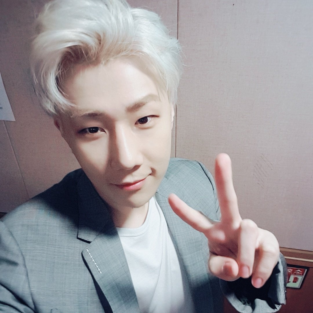 Official_IFNT's tweet photo. [#INFINITE] 우리 뀨리더님 떠나신지 어언 한달째😭, 그리고 뀨님 돌아오시기 609일 전😁, 오늘은 운명의 날인가 봅니다👍 운명의 날을 기념하여 뀨님의 미공개 셀카를 공개합니다😆 언제나 말하듯이 다 비슷해보여도 달라요🙄 우리 뀨님이 고개를 뽀쨕뽀쨕 하고 있쟈나욧🤦💁
#숨쉬니까_뀨님_보고싶다 https://t.co/hZ3tEfiXeJ