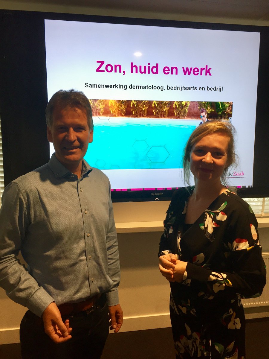 Vorige week waren RKZ-Dermatologen Kozel en Leenarts uitgenodigd op het congres van Zorg van de Zaak om te spreken voor bedrijfsartsen over het belang van zonbescherming bij buitenberoepen en het risico op huidkanker. Op de foto: bedrijfsarts Joost Toussaint en <a href="/dokterleenarts/">Dokter Leenarts</a>