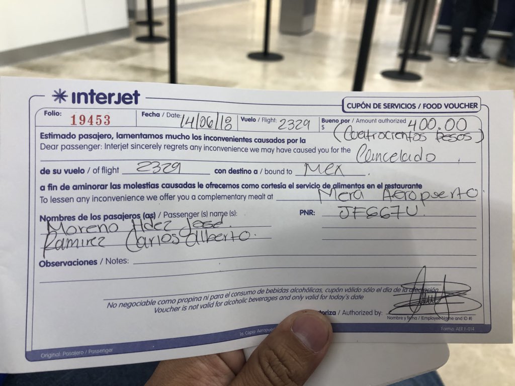 CarlRamirezA's tweet photo. @interjet hoy reprogramaron mi vuelo SIN AVISARME y ahora me cancelan el vuelo reprogramado. En “compensación” me dan un vale por $400.00 pesos para comida. No podré llegar al CUMPLEAÑOS de mi prometida. El regalo no llegará a tiempo ¿Cómo le compenso eso? Espero respuesta... https://t.co/yTGQVE3gON