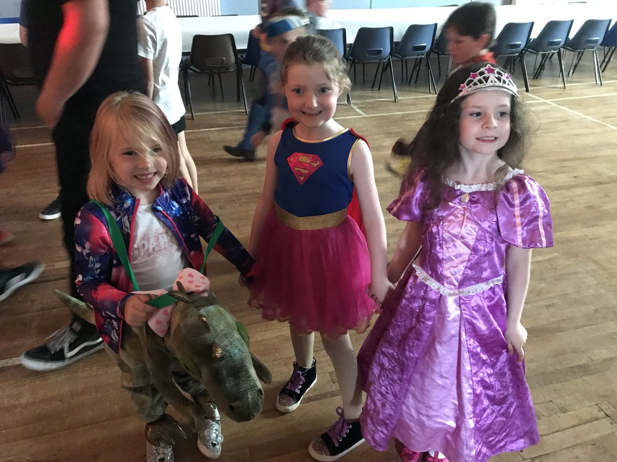 LynneKenmuir's tweet photo. Lots of happy little superheroes with some incredible dance moves at the Kilmarnock Young Carers party last night. Now on to day 4!! #CarersWeek2018 #YOTYP #YearOfTheYoungPerson @EACarers @EM_EACarers @JoanneLairdEACC @Zoe_EAYC @ryan_eayc @FR_JCEO_EACarer @FPirrie https://t.co/NNIE9zemM4