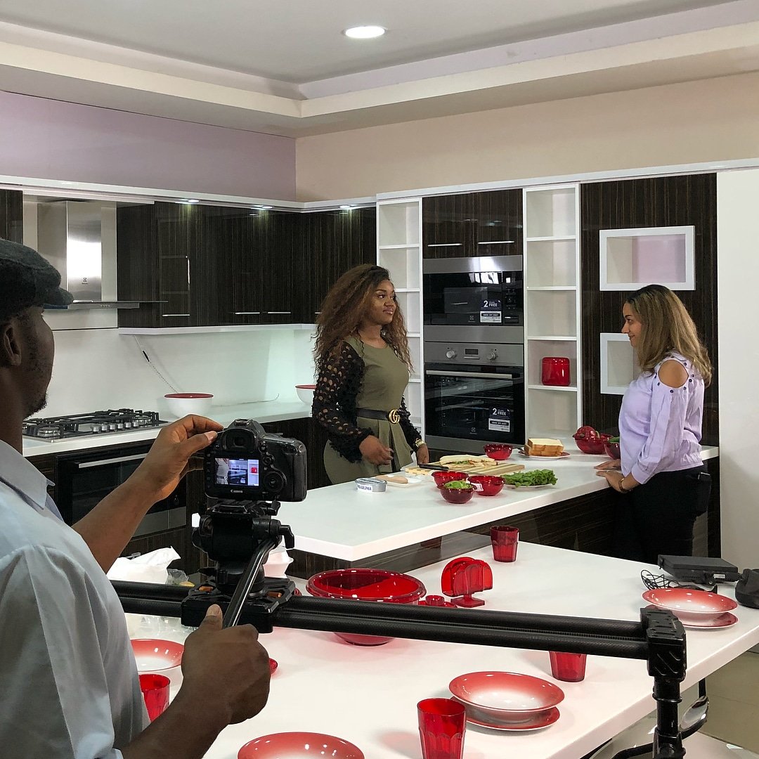 chef_chioma's tweet photo. The ChefChi Cooking Show 💕 #WaitForIt https://t.co/PkkwT6zq13