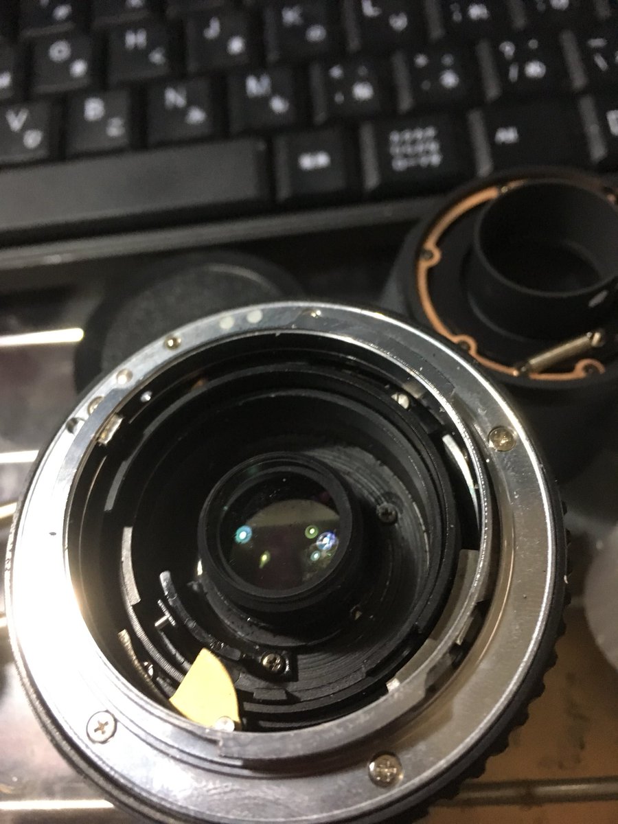tomo7541's tweet image. 裏側のカバーレンズ外し、中を見たらカニ目で抉た後が、、、前のユーザーが断念したみたいだ(ToT)。

#PENTAX
#AZOOM