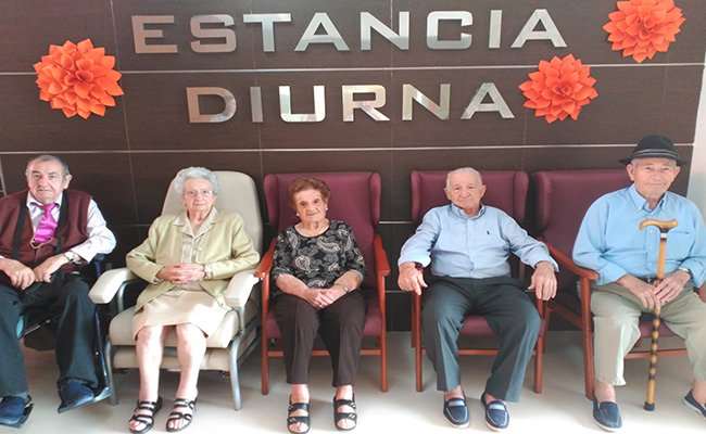 CostaNevada's tweet photo. Paco y algunos más de nuestros residentes que junto con nuestra terapeuta ocupacional, Almudena, han estado trabajando en estas fantásticas #flores  para decorar nuestra sala.😍 https://t.co/fflBWwdxWc