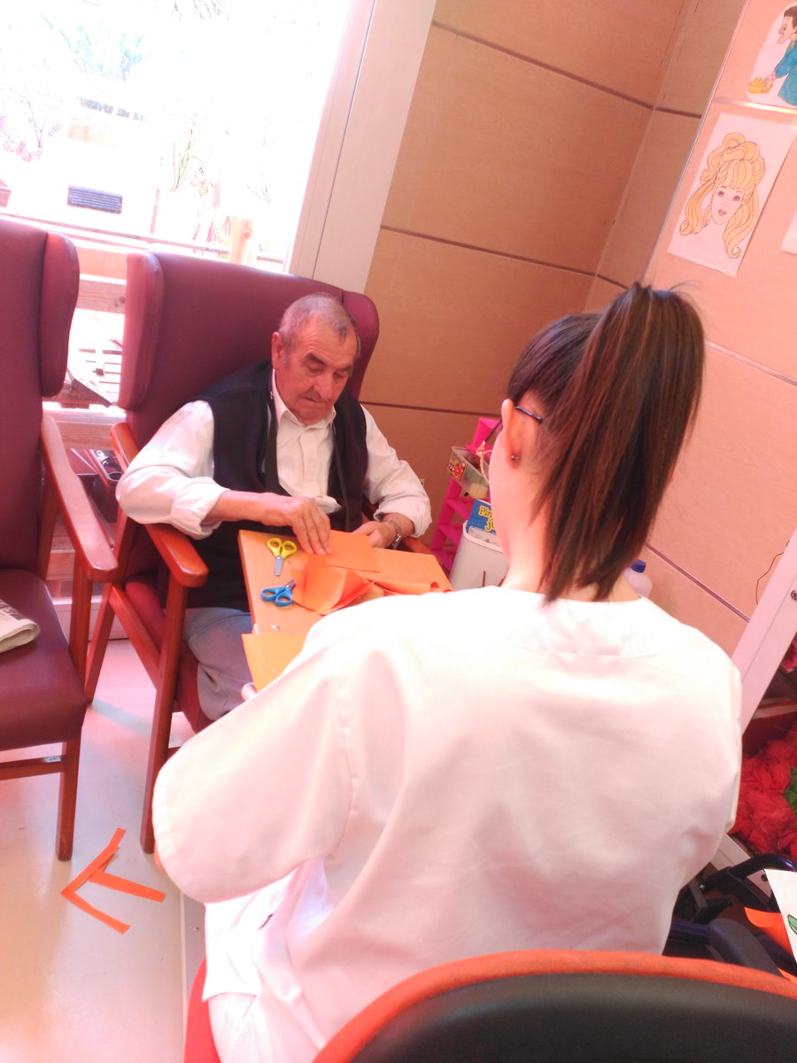 CostaNevada's tweet photo. Paco y algunos más de nuestros residentes que junto con nuestra terapeuta ocupacional, Almudena, han estado trabajando en estas fantásticas #flores  para decorar nuestra sala.😍 https://t.co/fflBWwdxWc