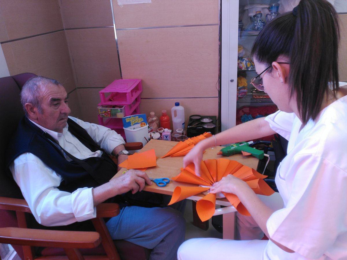CostaNevada's tweet photo. Paco y algunos más de nuestros residentes que junto con nuestra terapeuta ocupacional, Almudena, han estado trabajando en estas fantásticas #flores  para decorar nuestra sala.😍 https://t.co/fflBWwdxWc