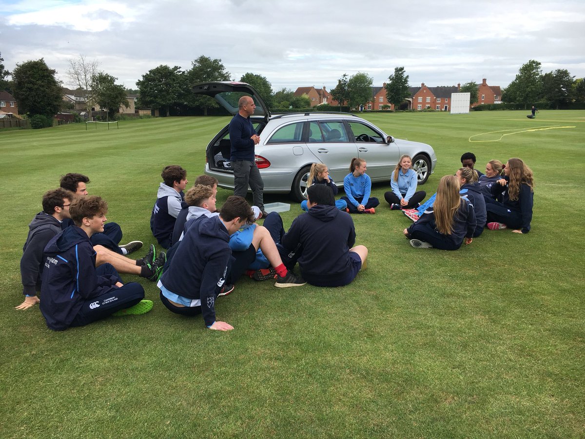 framkerrison's tweet image. #commandtasks #year12leadershiptraining Kerrison's finest get ready for the day!