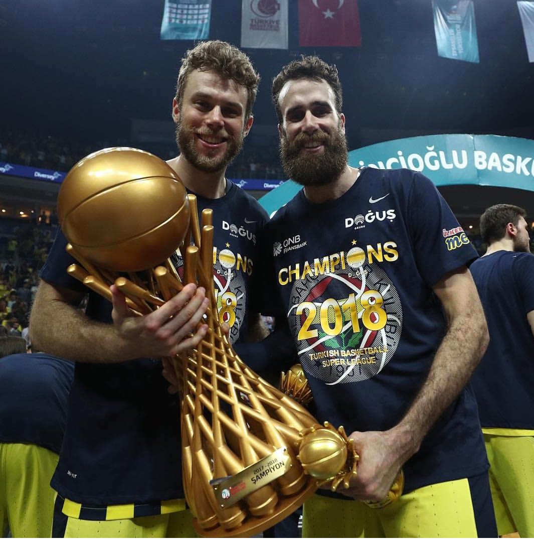 parallelecinico's tweet photo. Cartoline dalla Turchia: due italiani campioni.

- terzo scudetto turco consecutivo per Datome
- quarto scudetto in cinque anni con 3 squadre diverse per Melli (1 a Milano, 2 a Bamberg, 1 al Fener)

Applausi. https://t.co/8Cc9F13WS6