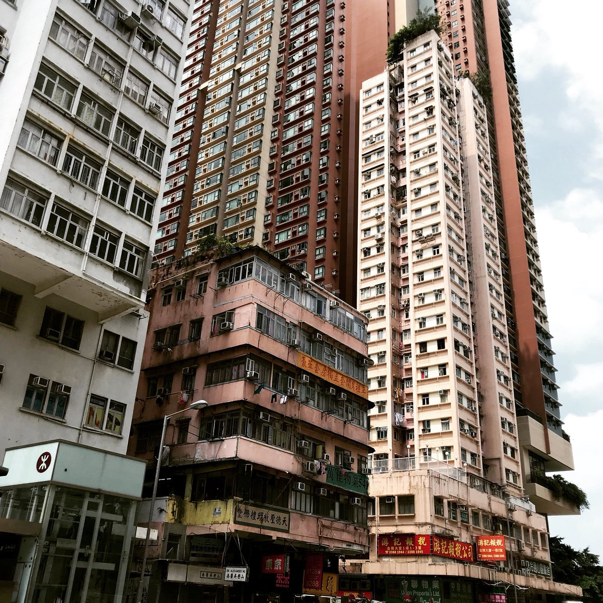 ヤナイコウヘイ 手作り腕時計 手作り時計 スチームパンク腕時計 古い建物と新しい建物のコントラスト 時の流れを感じる風景が好き Hongkong 香港