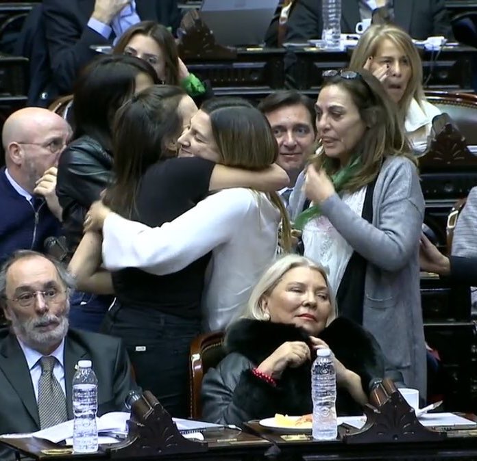 FioSargenti's tweet photo. Debate democrático, sororidad y futuro vs el pasado. https://t.co/6tCkT9XEZ8
