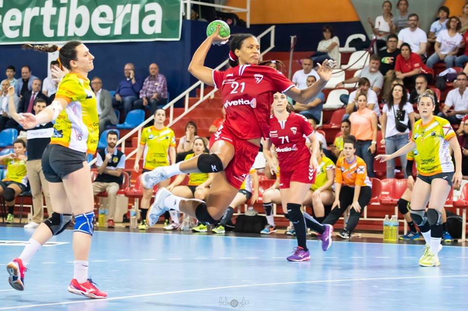BAJAS <a href="/Helvetia_ES/">Helvetia Seguros España</a> <a href="/bmalcobendas/">Balonmano Alcobendas</a>

El año que viene no continuarán en la disciplina del equipo: <a href="/Celialopez8/">Celia López Garrido</a> por decisión técnica, <a href="/Ruty95/">Ruth Prieto</a> por motivos personales y Yunis Carnejo tras fichar por el <a href="/BalonmaBeraBera/">super amara Bera Bera</a>.
Les deseamos lo mejor y darles las gracias por todo su trabajo.