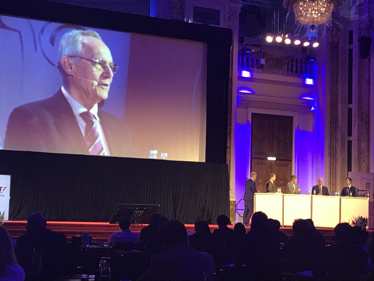 awverlag's tweet photo. Zum Abschluss gibt es die große Diskussion: Dudenhöffer diskutiert mit Heimo Aichmaier von Austrian Mobile Power, Jürgen Stockmar von der @tuit_tuwien und Peter Jurik vom CNG Fachverband Gas & Wärme. #fleetconvention https://t.co/QqRc3u0nMQ