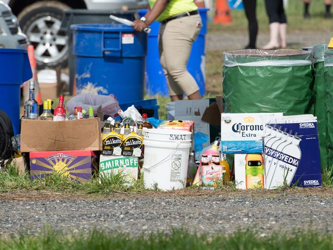SarikaJagtiani's tweet photo. Hey @LiveAtFirefly campers, don't bother taking glass bottles to your site. xoxo boxed wine's #1 fan. pic @jasonmintophoto #firefly2018 #RIPbooze https://t.co/VWwz10HMBM